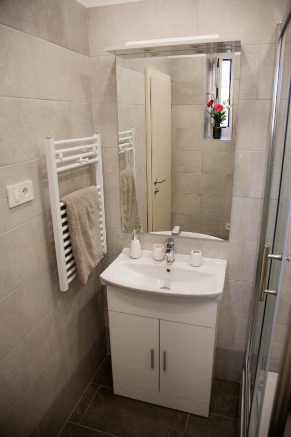 Soukki Town Centre Suites 1 Сплит Екстериор снимка